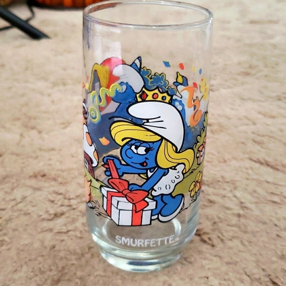 1983 peyo smurfs glass, smurfette glass with friends and presents.